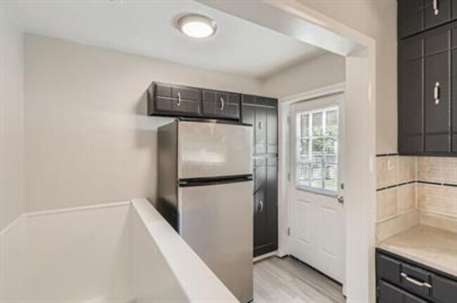 Building Photo - Updated 4-Bed Home, Finished Basement and ...
