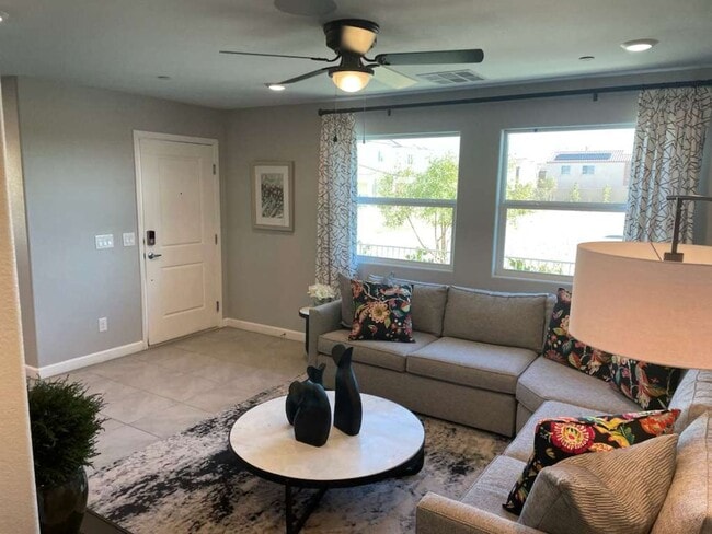Building Photo - 3 Bedrooms Townhouse For Rent