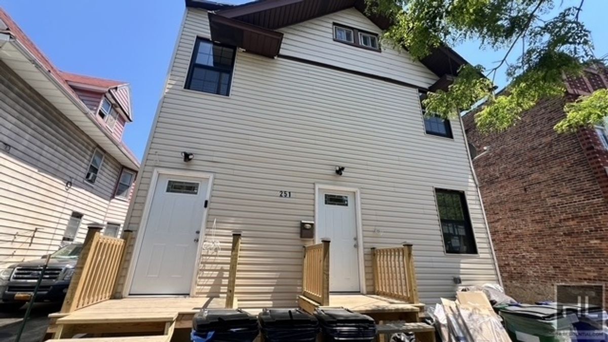 Building Photo - 251 E 55th St