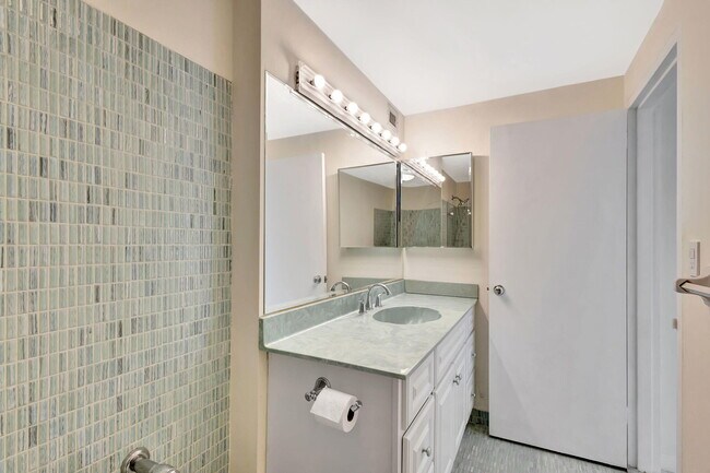 Building Photo - 2800 N Flagler Dr