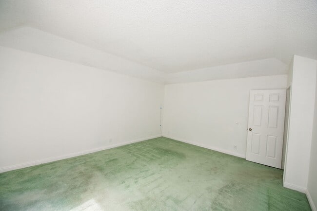 Building Photo - Rose Hills