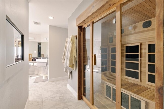 Building Photo - 201 Vanderpool Ln