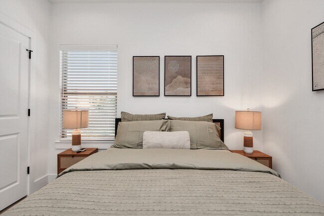 Building Photo - 2524 Live Oak St