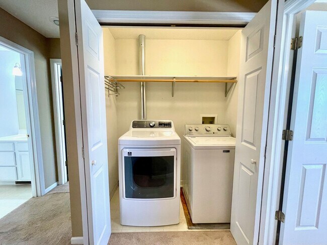 Building Photo - Spacious 3 Bedroom Home in South Columbia