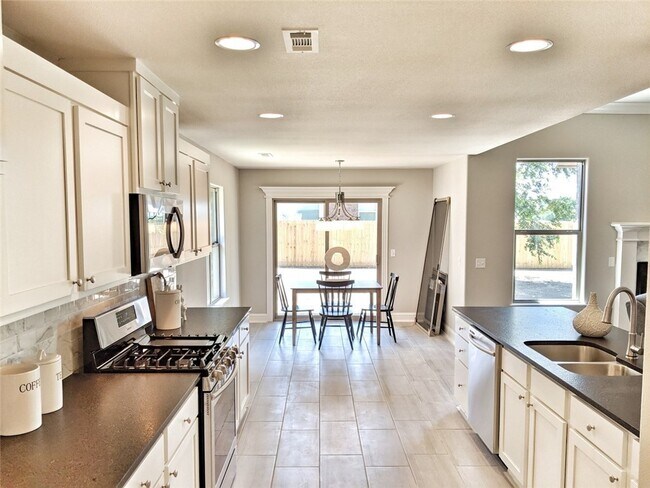Building Photo - 3809 SW Mistletoe Ave