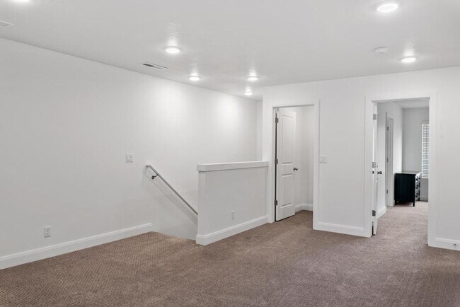 Building Photo - Desert Color Townhome 4-Bedrooms!