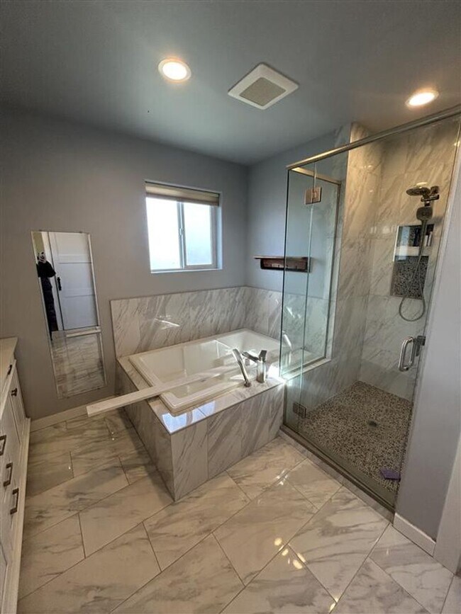 Building Photo - 211 Baker St