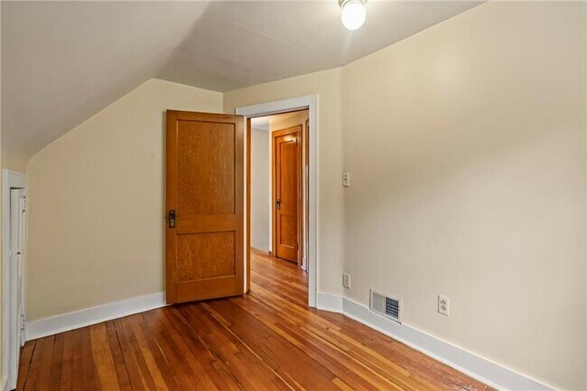 Building Photo - 318 Highland Ln