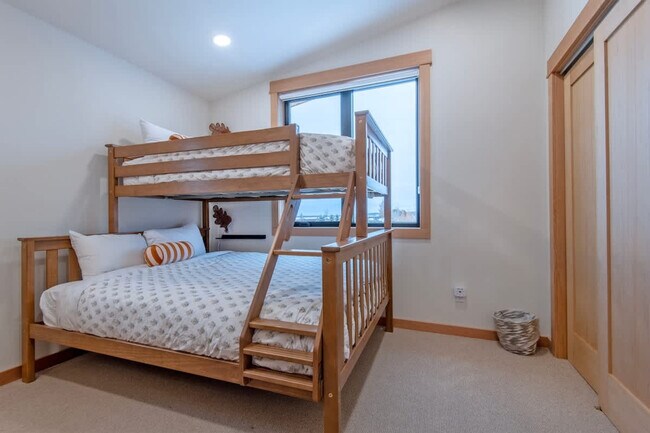 Building Photo - 3402 Alta Vista Dr