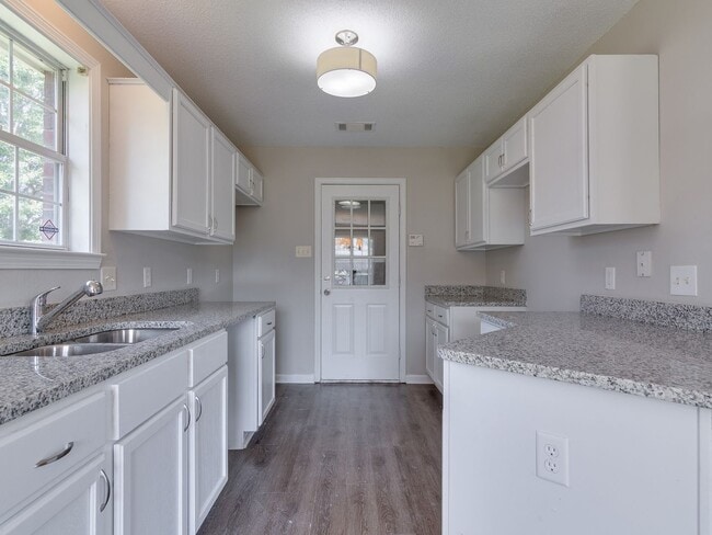 Building Photo - Nice and Bright! 3BR/2B home available for...