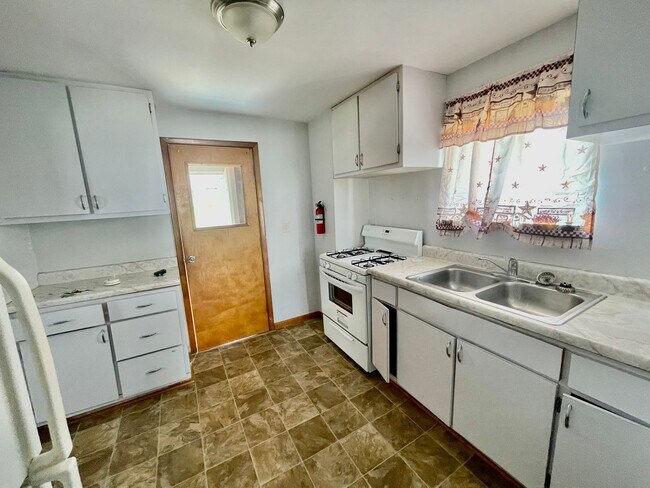 Building Photo - Coraopolis 3 Bedroom, 2 Bath House with De...