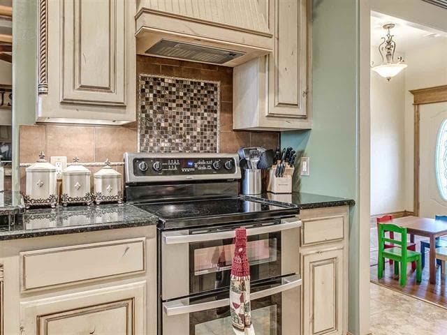 Building Photo - 202 Parkview Dr