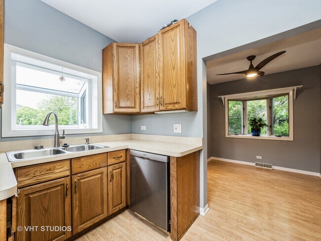 Building Photo - 408 S Mitchell Ave