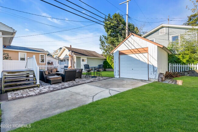 Building Photo - 1003 C St