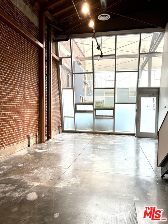 Building Photo - 130 S Hewitt St