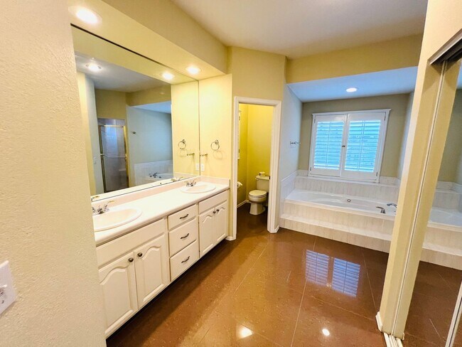 Building Photo - Stunning 4 bedroom, 3 bath home in West El...