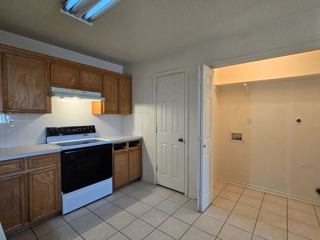 Building Photo - AVAILABLE NOW!