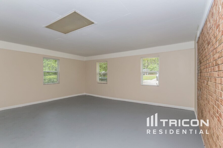 Building Photo - 6205 Dorsett Shoals Rd