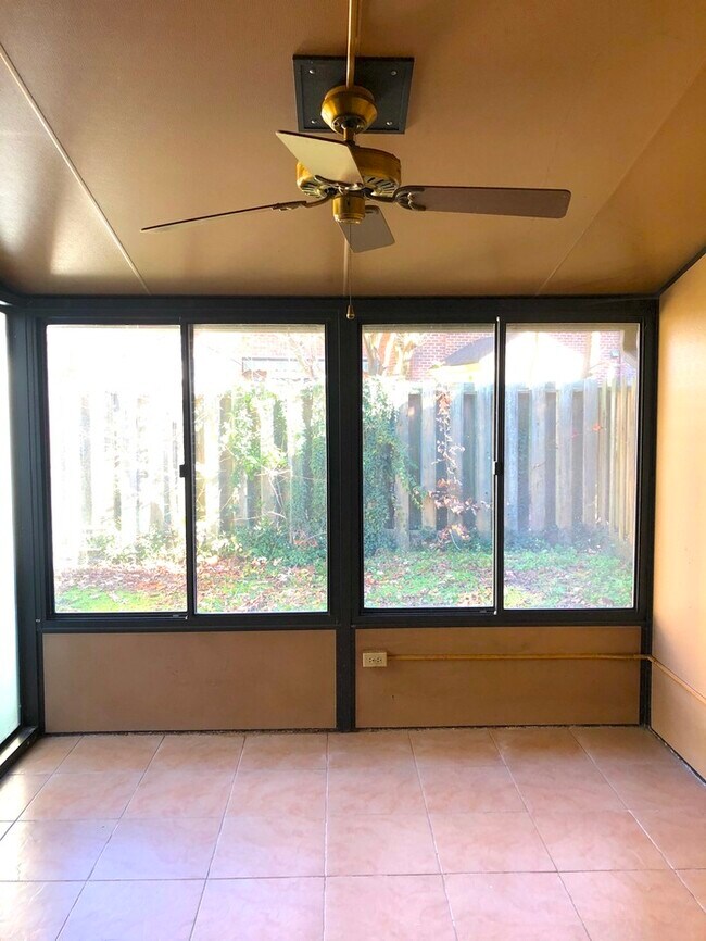 KINGS GRANT SPACIOUS 3 BEDROOM 2.5 BATH T... 936 Poquoson Cir