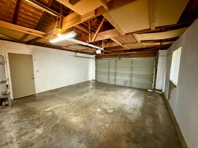 Building Photo - Single story home with vaulted ceilings!