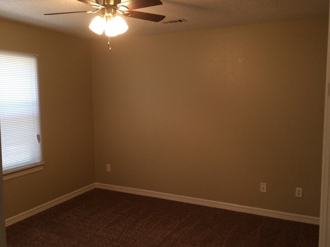 Building Photo - MUST SEE CHARMING HOME!