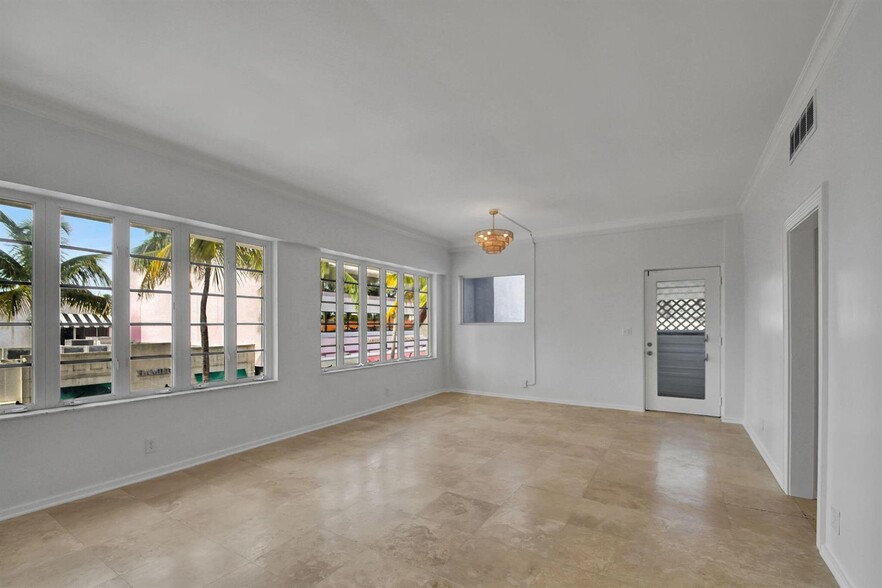 Primary Photo - 218 Worth Ave