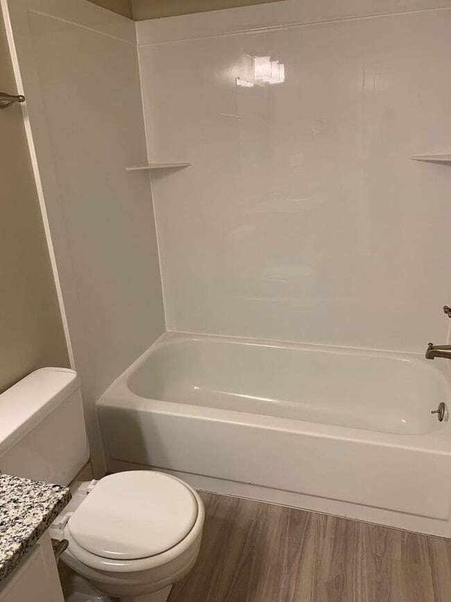 Building Photo - Spacious 2 Bed 1.5 Bath Townhome in Murray ! $500 Amazon Gift Card!