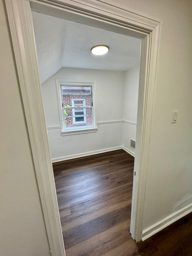 Building Photo - Adorable 2 Bed 1 Bath Home in Brookline W/dedicated office/library space!