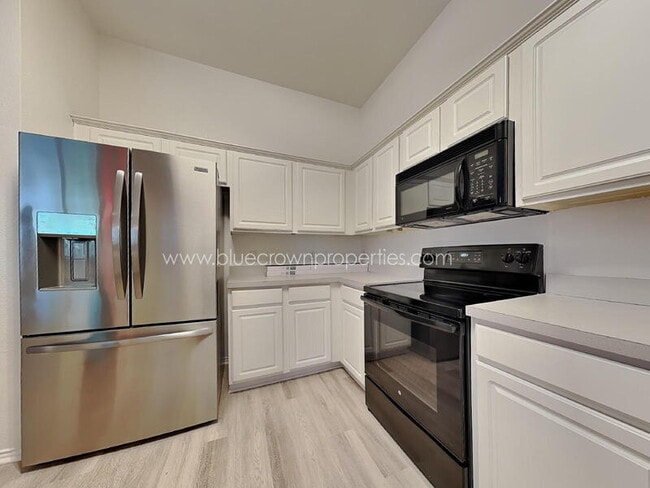 Building Photo - 615 Douglas Dr