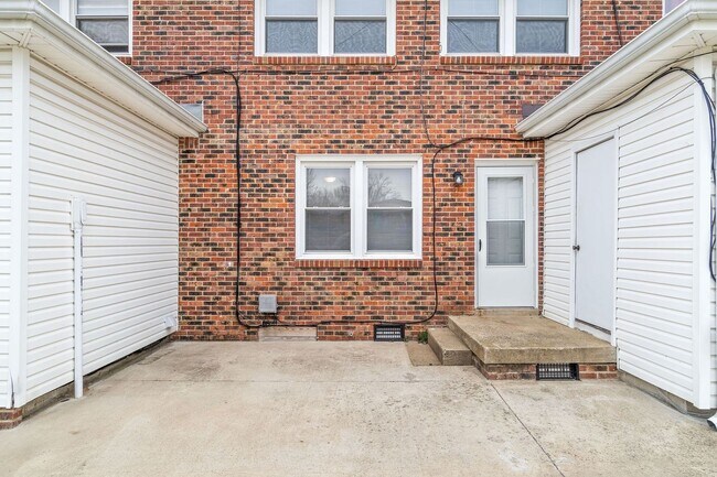 Building Photo - 219 Taft Dr