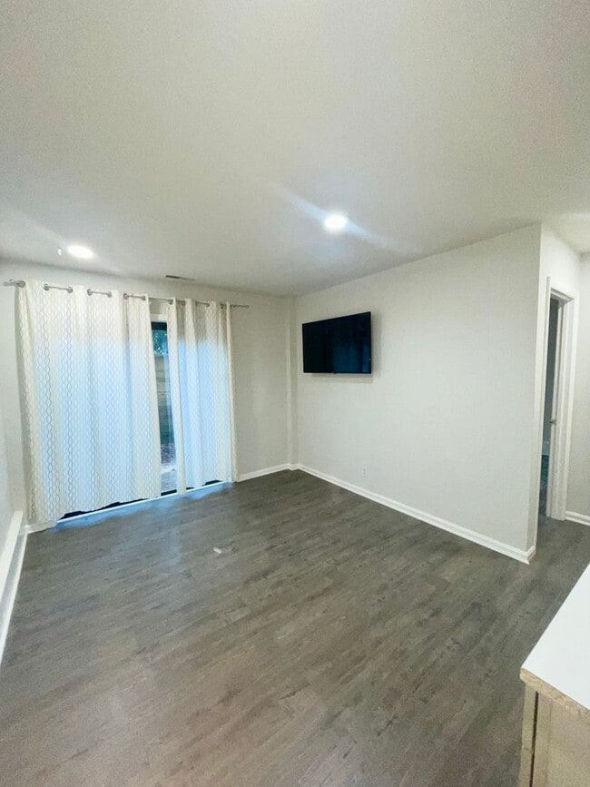 Building Photo - Modern Comfort in Sought-After Gaithersburg