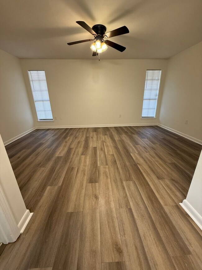 Building Photo - Must see this Beautiful Remolded 4 Bedroom 2.5 Bath Home in Walker