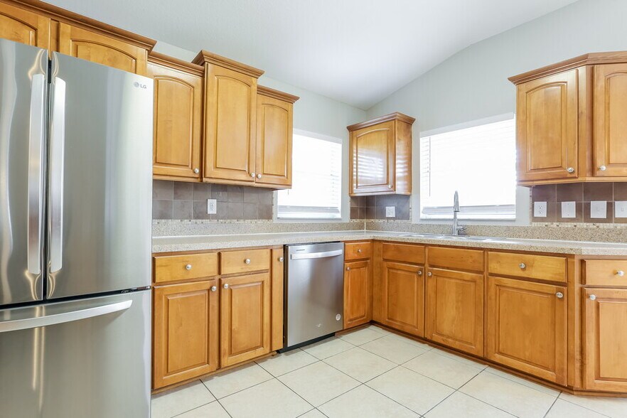 Building Photo - 4995 Hurley Ave