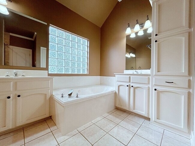 Building Photo - 3919 Meadow Ridge Dr