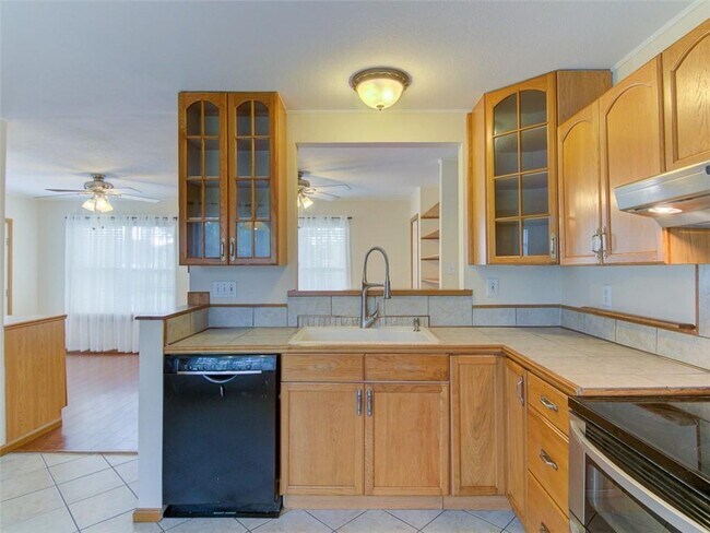 Building Photo - 1600 San Juan Dr