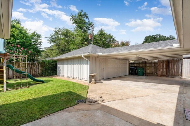 Building Photo - 1075 Curtin St