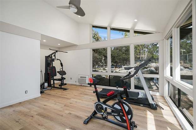 Building Photo - 323 Streamwood-