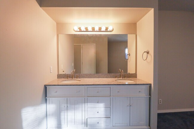 Building Photo - 3 Bed | 2 Bath | Tulsa