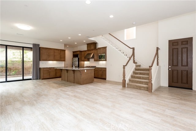 Building Photo - 25 Torosa