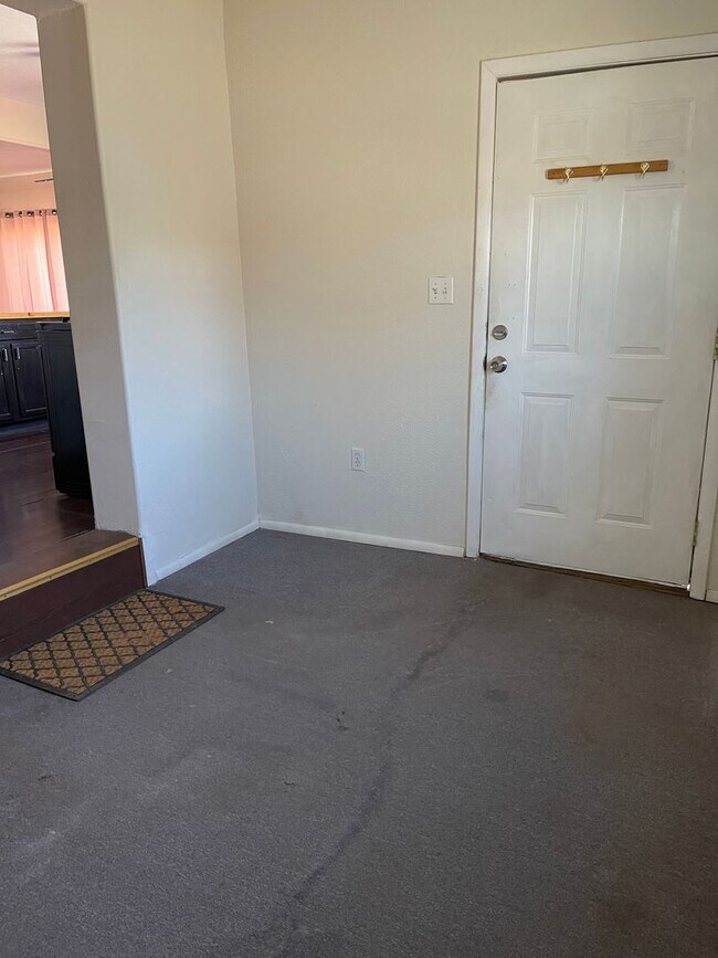 Building Photo - 3 Bedroom 2 Bath home