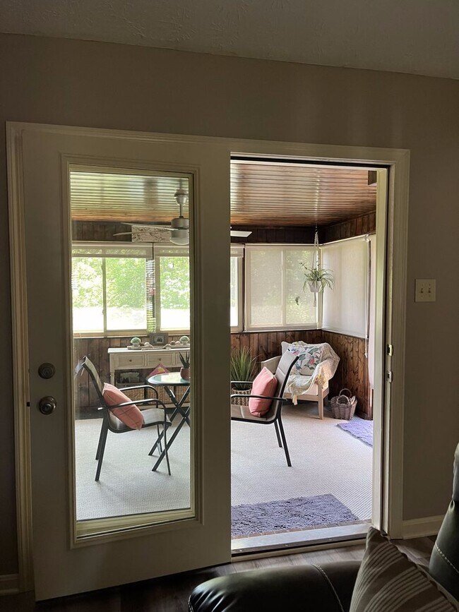 Building Photo - West Knoxville 37922 - 4 bedroom, 2 bath home - Contact Susan Niedergeses (865) 300-4722