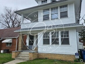 Building Photo - Charming 2 Bed, 1 Bath lower duplex in Tol...
