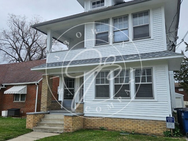 Primary Photo - Charming 2 Bed, 1 Bath lower duplex in Tol...