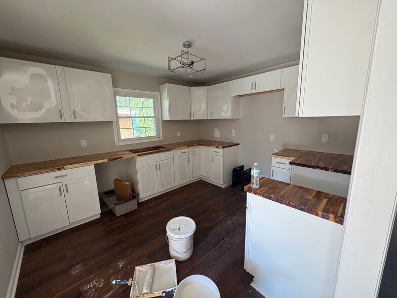 kitchen, appliances have since been added0- - 2018 Louisiana Ave