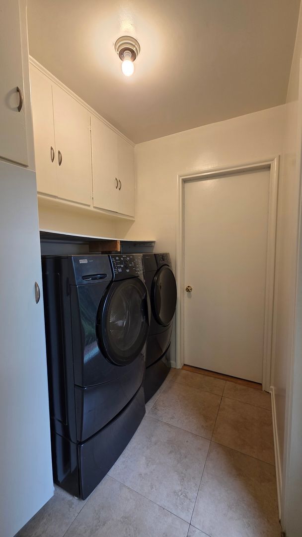 Building Photo - Sherman Oaks 3+2 w/appliances, wood floors...