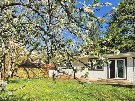 Building Photo - Charming 4BR Home with Huge Yard - W/D and Garage