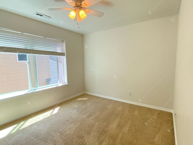 Building Photo - Spacious Corner Home with Community Pool in Prime SW Bend Location