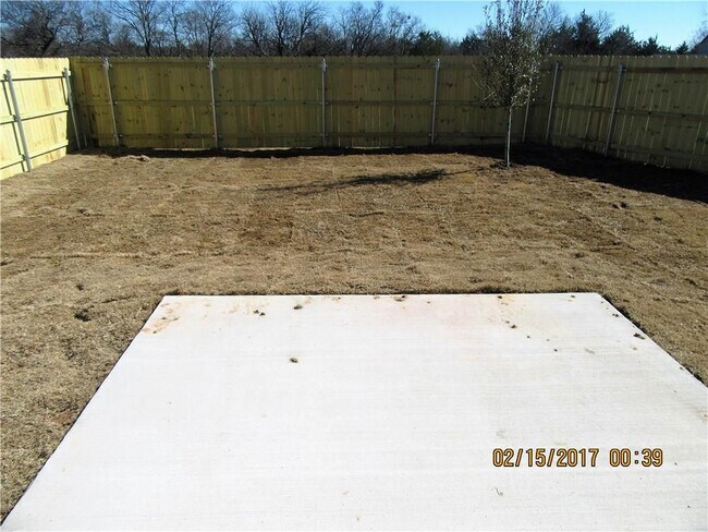 Building Photo - 1725 Fairway Dr