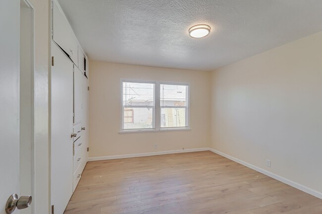 Building Photo - Newly Remodeled!