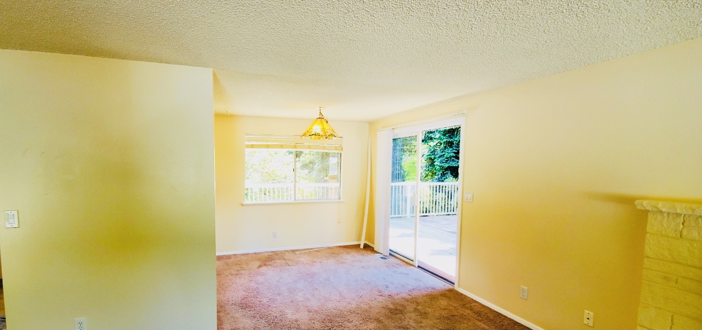 Dinning room opens up to the huge deck - 8027 NE 128th St